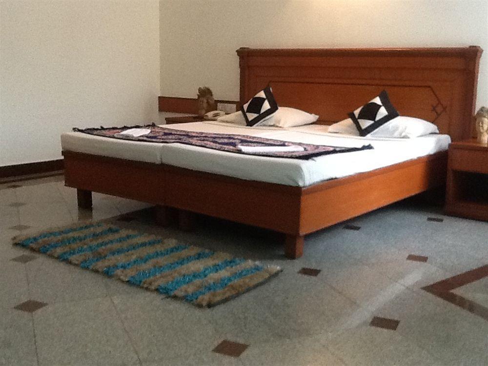 Hotel Kanishka Phg Бангалор Екстериор снимка