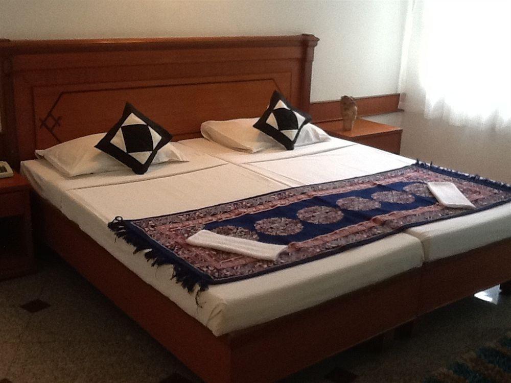 Hotel Kanishka Phg Бангалор Екстериор снимка