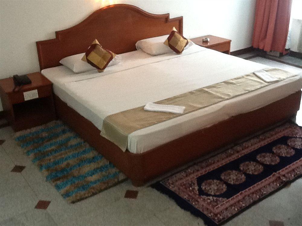 Hotel Kanishka Phg Бангалор Екстериор снимка